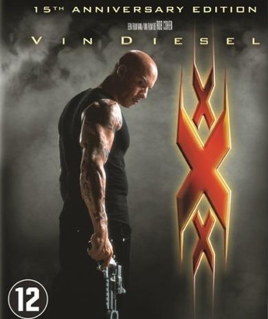 Vin Diesel in zwart shirt met tatoeages, met pistool, met het XXX logo.