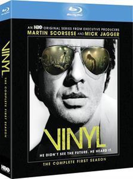 Blu-ray hoes met close-up van een man met zonnebril, reflectie van een concert in de glazen. Vinyl: The Complete First Season.