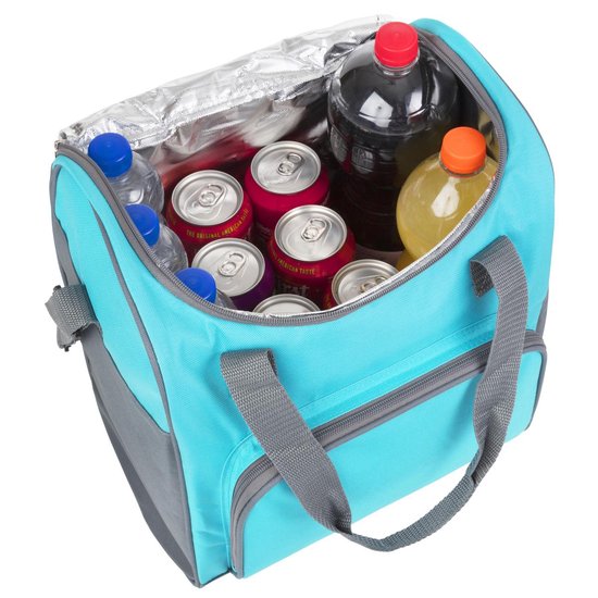 Turquoise koeltas gevuld met flessen, blikjes frisdrank en een fles frisdrank.