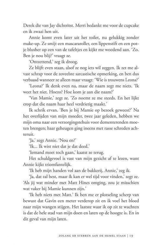 Een vrouw, die een roll-up mascara en een rode lippenstift draagt, kijkt in de spiegel en draagt een wit overhemd.