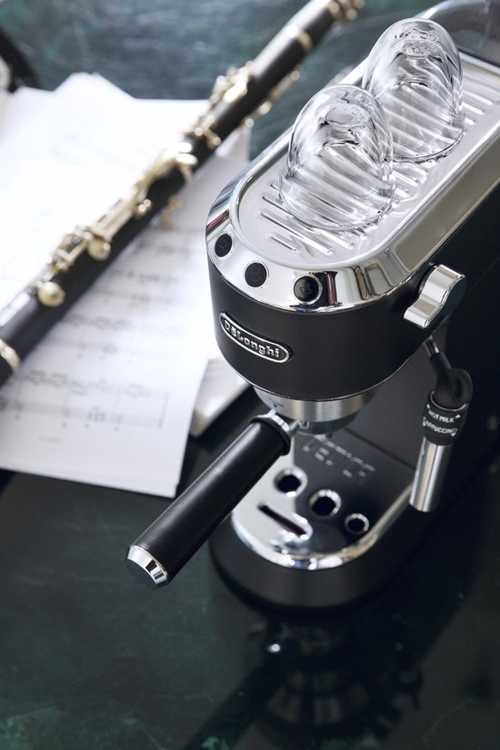 Bovenkant van een zwarte De'Longhi pistonmachine met chromen details en bedieningsknoppen, met twee glazen erop.