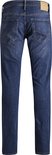 Achterkant van een jongen in blauwe jeans met bruine stiksels en twee achterzakken.