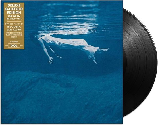 Deluxe gatefold editie 180 gram HQ virgin vinyl, uitgebreide versie van het klassieke jazzalbum met 2 bonusnummers. Vrouw in wit gewaad drijft onder water. Zwarte vinylplaat.