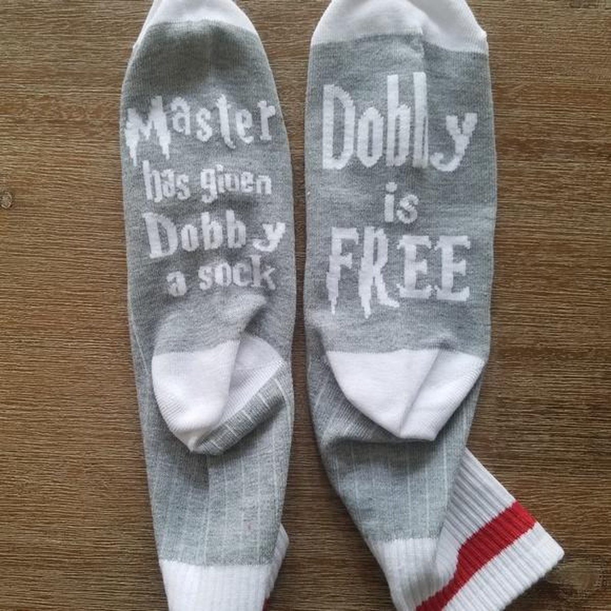 Dobby sokken met tekst - Dobby is Free - Grijs met rode band , grey socks