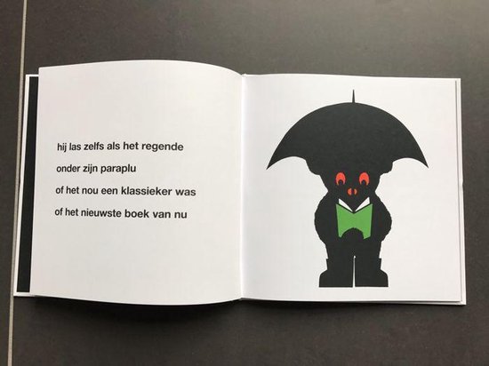 Een opengeslagen boek met een beer onder een zwarte paraplu, met een boek in zijn poot.