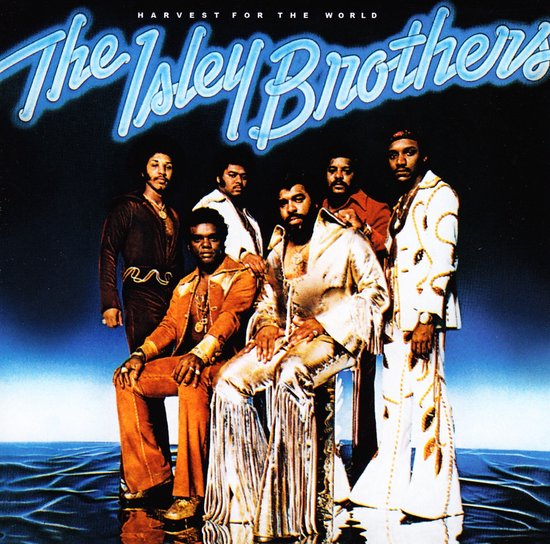 De Isley Brothers, groep van zes mannen in glitterende outfits, albumcover 'Harvest for the World'.