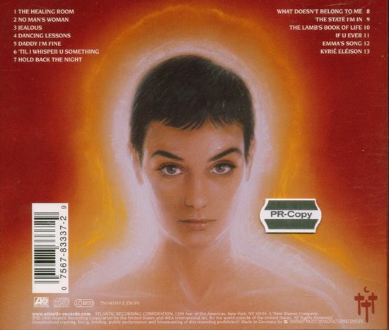 Sinead O'Connor kijkt naar de camera, omringd door een oranje gloed.