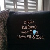 Kussenhoes  Kussen met tekst bedrukt cadeau iets anders dan tekstbord of tegel | dikke kussen voor Opa |zwart met opdruk wit | 50x50 cm | vaderdag moederdag verjaardag opa man feestdagen sinterklaas kerstmis hoera je wordt