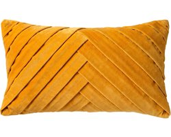 foto van Dutch Decor FEMM – Sierkussen 30x50 cm - velvet - effen kleur - Golden Glow - geel - Inclusief binnenkussen