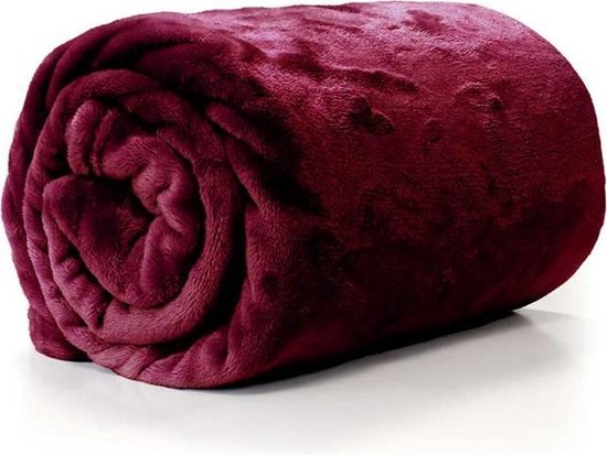 Bordeauxrode fleece plaid, opgerold, met subtiele textuur.