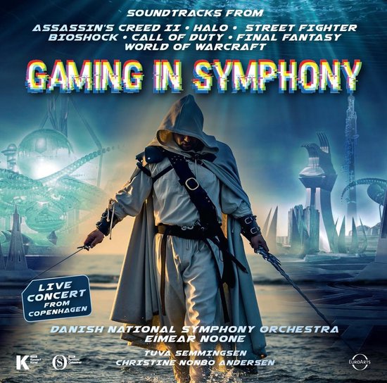 Hoes met 'GAMING IN SYMPHONY' en een figuur in een mantel met kap, zwaard en dolk.