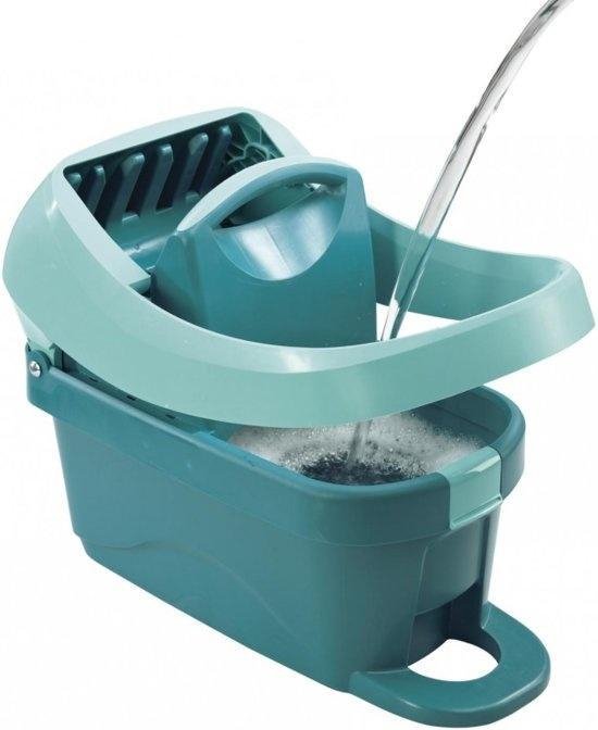 Seau turquoise avec roulettes et système d'essorage, se remplit d'eau et de mousse.
