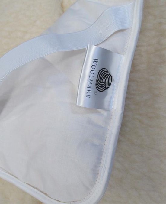Close-up van het Woolmark-label op een naturel wollen deken.