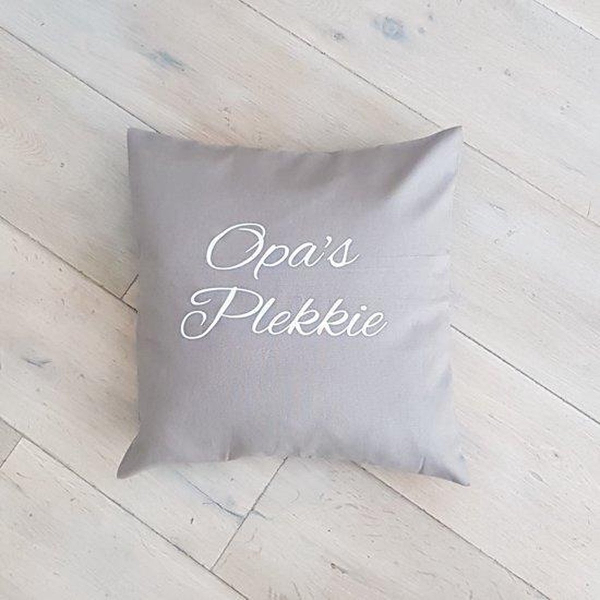 Kussen met vulling Kussenhoes met tekst bedrukt cadeau plekje | Opa’s Plekkie | beife effen met opdruk wit | 50x50 cm | plekje vaderdag verjaardag hoera je wordt opa papa