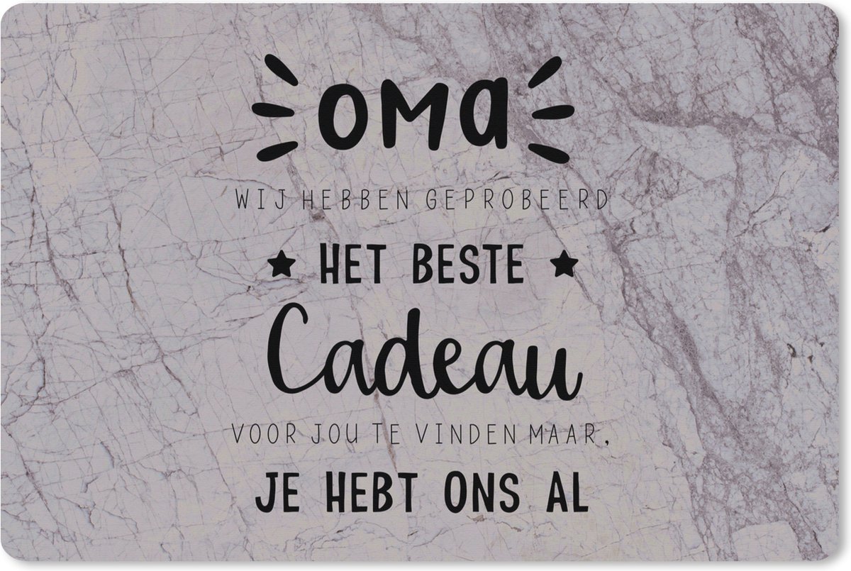 Muismat XXL 120x80 cm - Bureau onderlegger - Bureau mat Oma - Oma je hebt ons al - Spreuken - Quotes - Bureaumat - Gaming mousepad xl - Bureaulegger groot - Computer deskmat