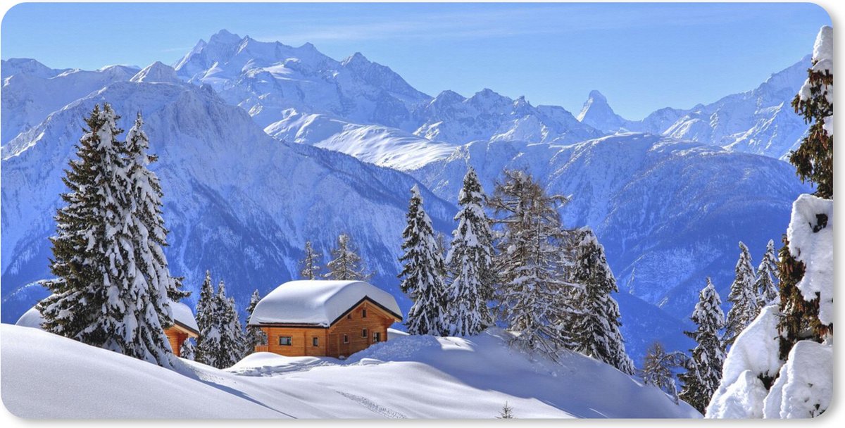 Muismat XXL 90x45 cm - Bureau onderlegger - Bureau mat Hut in het winterse landschap van Zwitserland - Bureaumat - Gaming mousepad xl - Bureaulegger groot - Computer deskmat