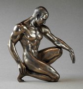 MadDeco - Bodytalk - bronskleurig beeldje - naakte man probeert tenen aan te raken - polystone - 15 cm hoog