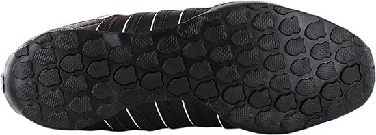 Zool van zwarte K-Swiss sneaker met wit accent en noppenprofiel.