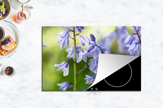 KitchenYeah® Inductie beschermer 80x52 cm - Een close-up van piekfijne sterhyacinten - Kookplaataccessoires - Afdekplaat voor kookplaat - Inductiebeschermer - Inductiemat - Inductieplaat mat