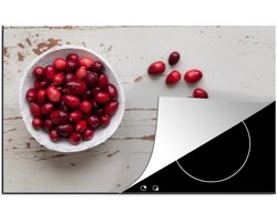 KitchenYeah® Inductie beschermer 85x52 cm - Witte kom met rode cranberry's - Kookplaataccessoires - Afdekplaat voor kookplaat - Inductiebeschermer - Inductiemat - Inductieplaat mat