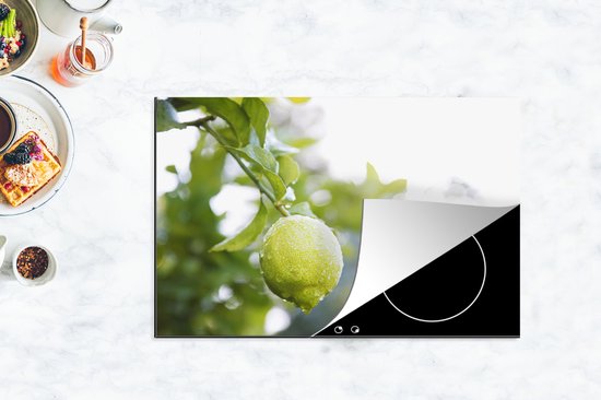 KitchenYeah® Inductie beschermer 80x52 cm - Close up of wet lime on branch - Kookplaataccessoires - Afdekplaat voor kookplaat - Inductiebeschermer - Inductiemat - Inductieplaat mat