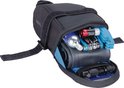 Zwarte zadeltas, open met reserveband, CO2-patroon, multitool en bandenlichters.