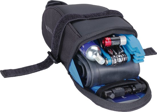 Zwarte zadeltas, open met reserveband, CO2-patroon, multitool en bandenlichters.