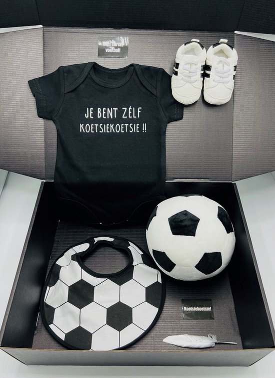 kraamcadeau voetbalbox baby met romper en babysneakers - keuze uit rompers - rechtstreeks opsturen ook mogelijk - kraampakket - babyshower van Deem Design. — afbeelding 3