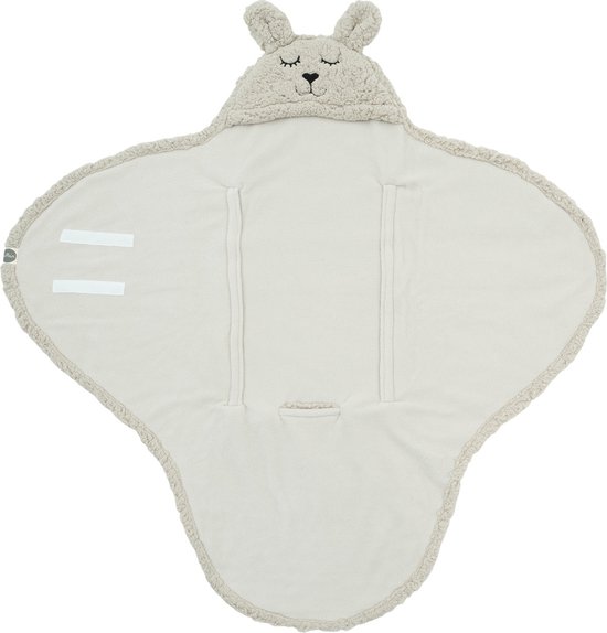 Beige teddy wikkeldeken met slaperige konijnengezicht op de capuchon.