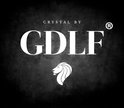 Logo van GDLF met een leeuwenkop op een donkere, verweerde achtergrond.