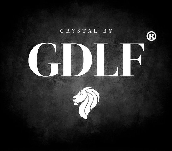 Logo van GDLF met een leeuwenkop op een donkere, verweerde achtergrond.
