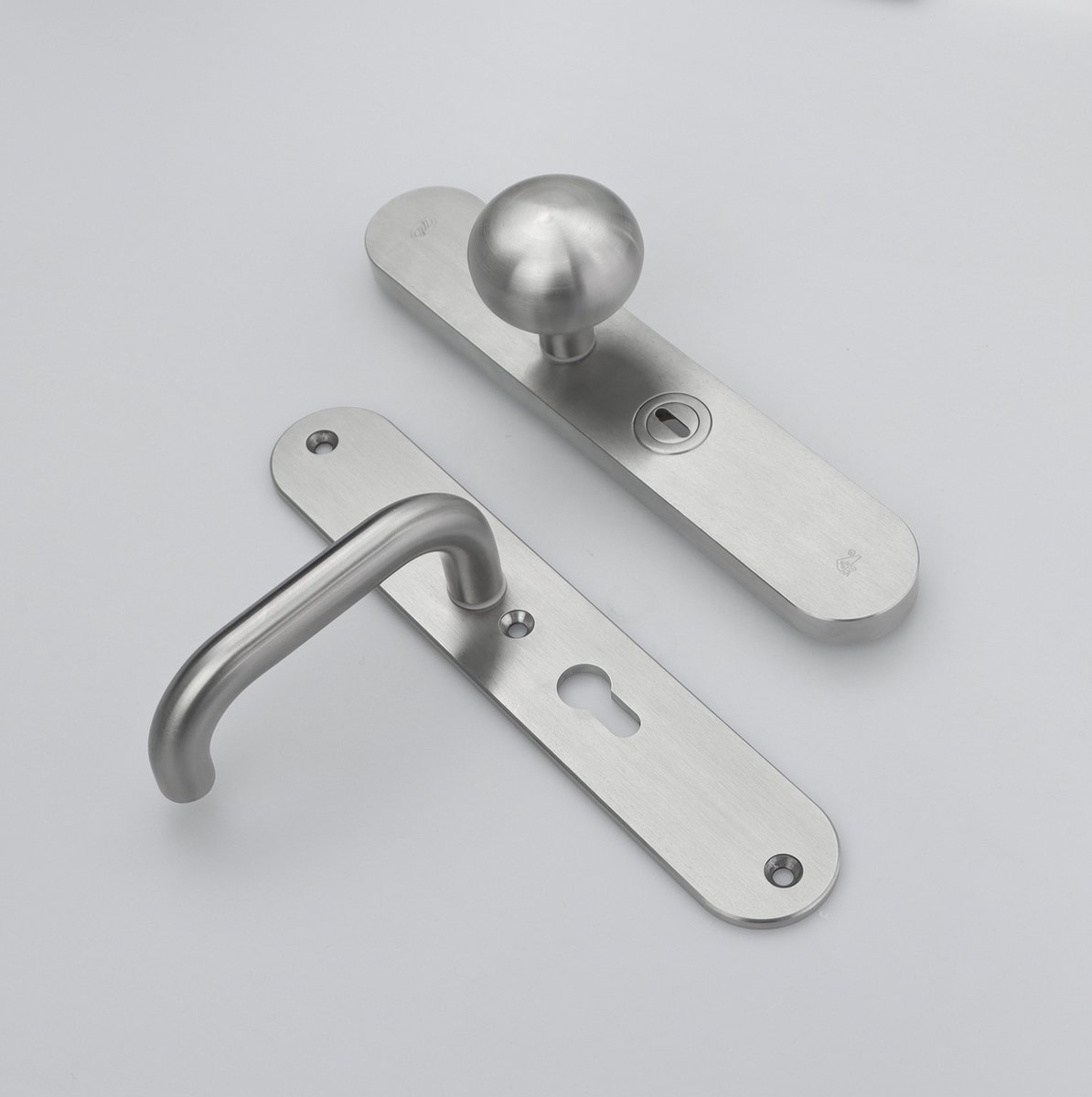 MASSIEF RVS Tzunali Deurbeslag. Model MINHO SKG*** BREED T=15/5 VKTB (kerntrek) PC55 BUITEN KNOP CASTELLO; BINNEN KRUK VIGO
