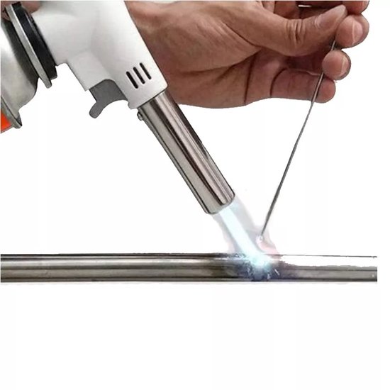 Een hand gebruikt de gasbrander om een metalen staaf te solderen, met een heldere blauwe vlam.