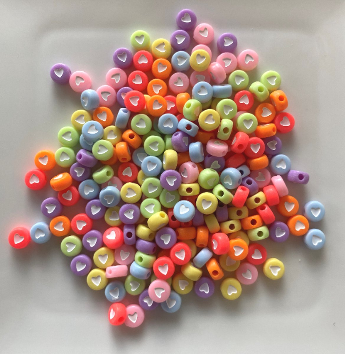FISKA - 600 Stuks Acryl Kralen Mix Kleur Candy Met Witte Hartjes (6mm) - Letterkralen - Kralen Hart