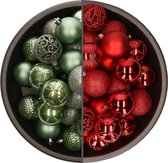 74x stuks kunststof kerstballen mix van salie groen en rood 6 cm - Kerstversiering