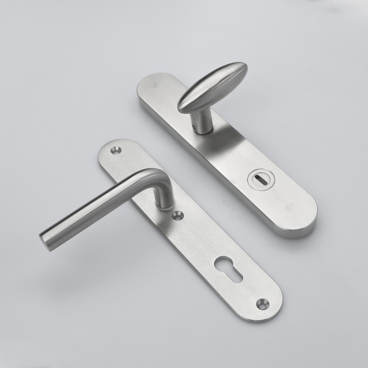 MASSIEF RVS Tzunali Deurbeslag. Model MINHO SKG*** BREED T=15/5 VKTB (kerntrek) PC92  BUITEN KNOP OVIDIO; BINNEN KRUK PORTO