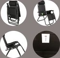 Zwarte opvouwbare relaxstoel met verstelbare hoofdsteun, armleuningen en een bekerhouder. De stoel is van gaasstof en heeft een zwart metalen frame.
