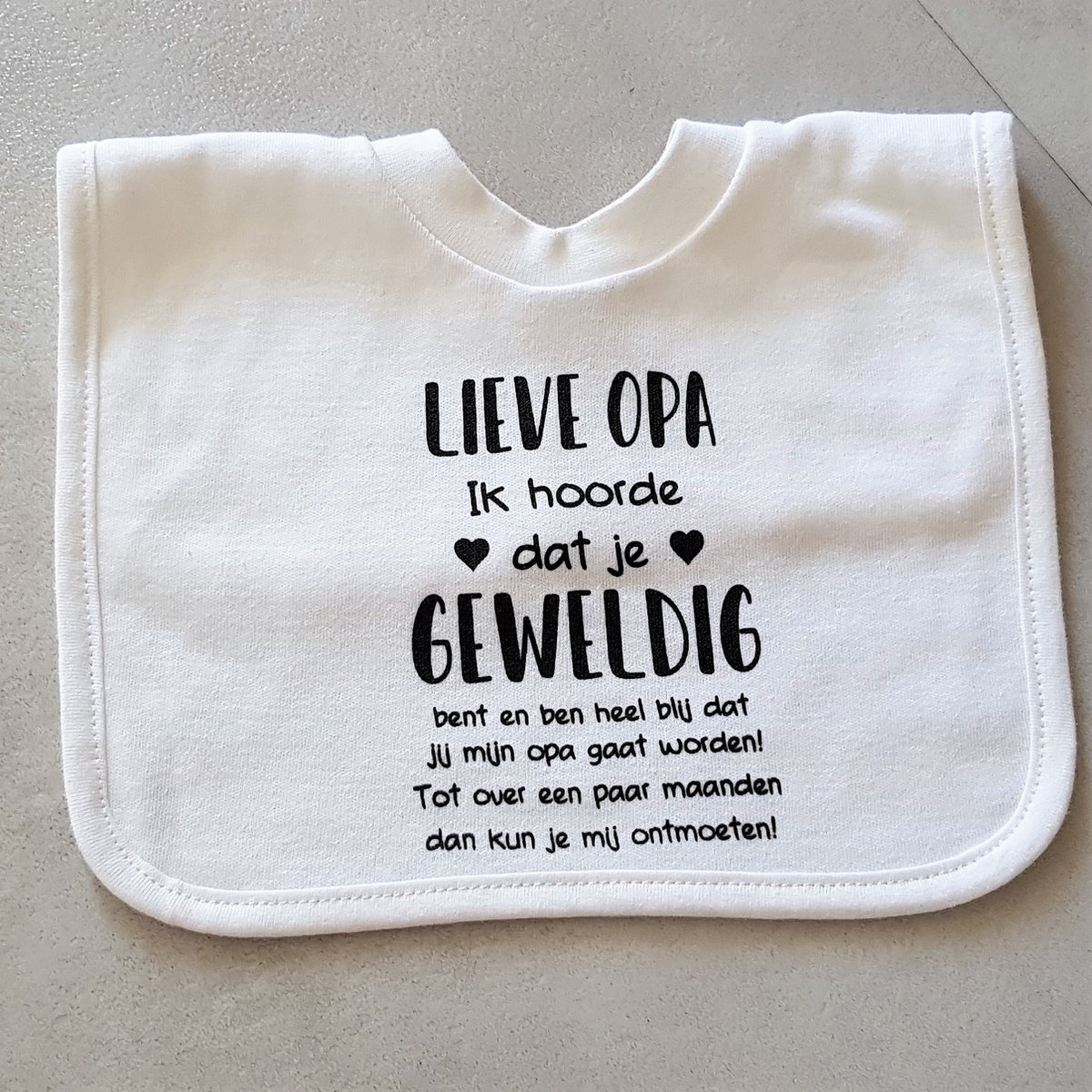 Baby slabbetje cadeau tekst opa zwangerschap bekendmaking aankondiging voor de liefste aanstaande geboorte cadeau gaat worden zwangerschapsaankondiging hoera bekendmaken eerste vaderdag