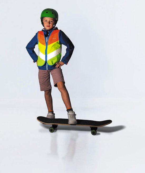 Jongen met groene helm en WOWOW veiligheidshesje op een skateboard.