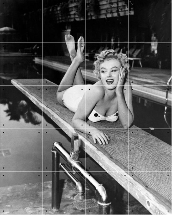 IXXI Marilyn Monroe lying on a springboard in California - Wanddecoratie - Fotografie - 80 x 100 cm