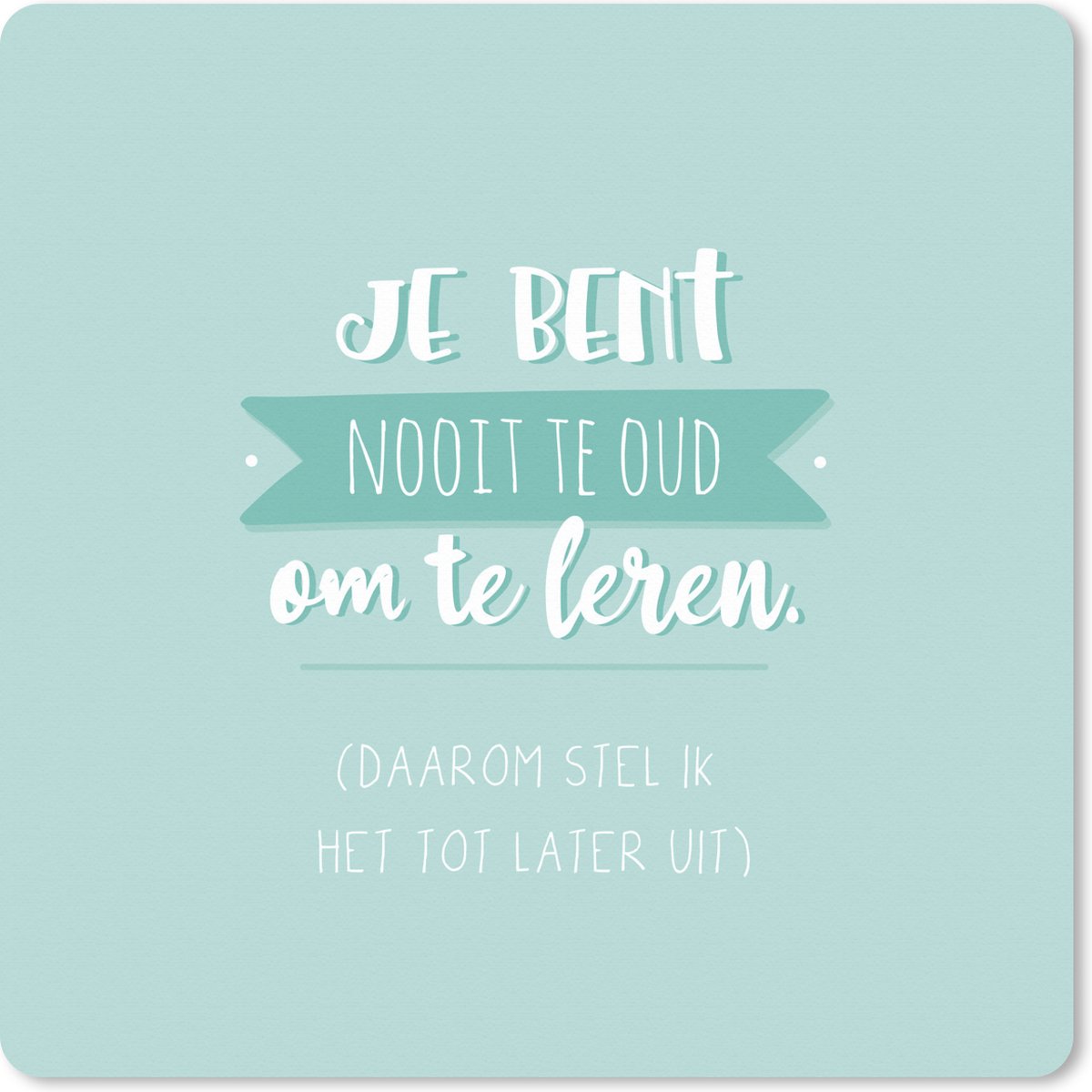 Muismat XXL 50x50 cm - Bureau onderlegger - Bureau mat School - Boek - Quotes - Je bent nooit te oud om te leren - Bureaumat - Gaming mousepad xl - Bureaulegger groot - Computer deskmat
