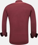 Dos d'une chemise bordeaux en satin, coupe ajustée. Manches retroussées.