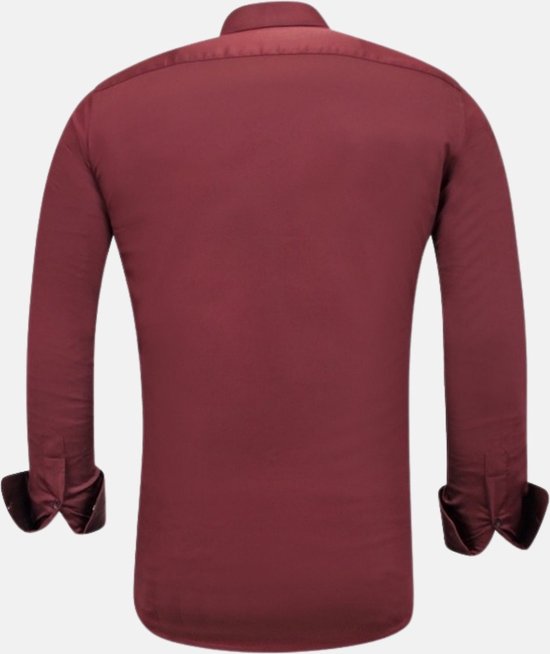 Dos d'une chemise bordeaux en satin, coupe ajustée. Manches retroussées.