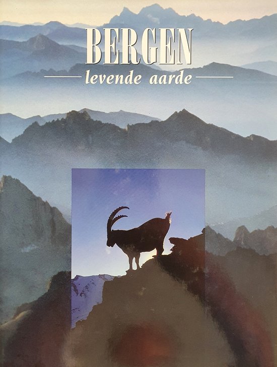 Silhouet van een steenbok op een rots, met op de achtergrond mistige bergen en de tekst BERGEN levende aarde.