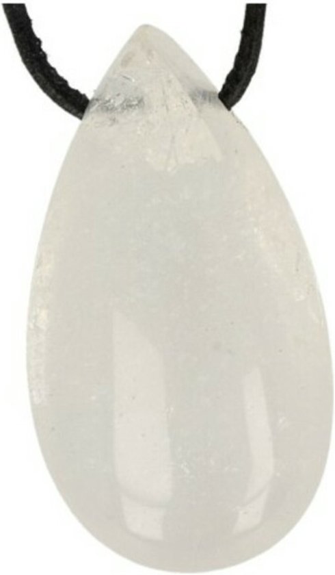 Druppelvormige bergkristal hanger aan zwart koord.