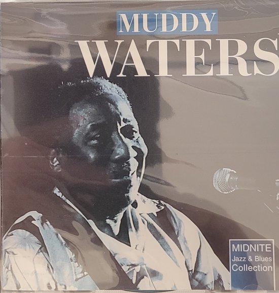 CD-hoes van Muddy Waters met een zwart-wit portret van Muddy Waters bij een microfoon.