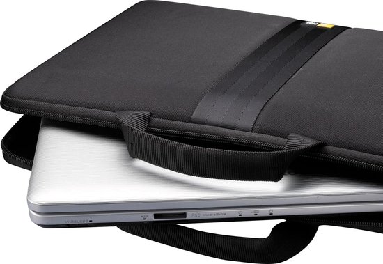 Zilveren laptop die in een zwarte hoes wordt geschoven, met handvatten.