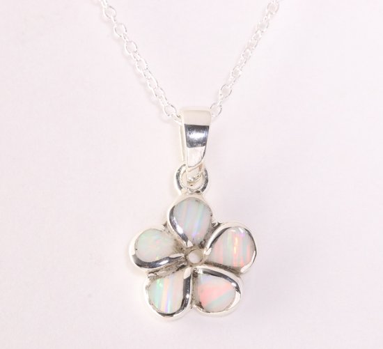 Fijne bloemvormige zilveren hanger met welo opaal aan ketting