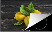 KitchenYeah® Inductie beschermer 80.2x52.2 cm - Citroenen met de groene citroenbladeren op een donker houten achtergrond - Kookplaataccessoires - Afdekplaat voor kookplaat - Inductiebeschermer - Inductiemat - Inductieplaat mat