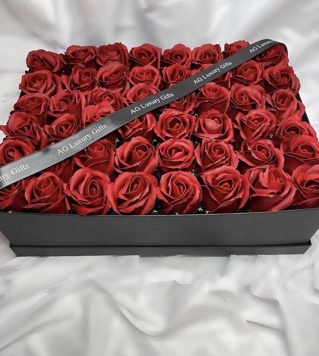 AG Luxurygifts flower box - rozen box - luxe - cadeau - rood - zwart - soap roses - Valentijnsdag